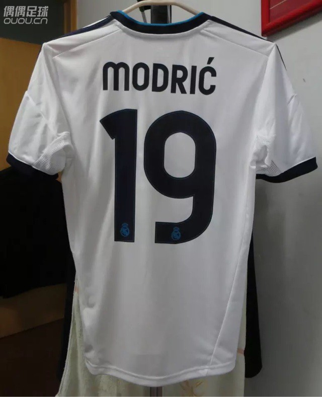 各位大哥我想问一下,皇马12-13赛季主场球衣的欧冠版主场印号是纯色的还是有一半阴影的,下图两种