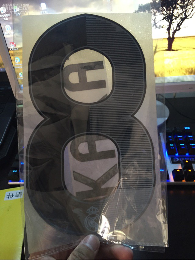 各位大哥我想问一下,皇马12-13赛季主场球衣的欧冠版主场印号是纯色的还是有一半阴影的,下图两种