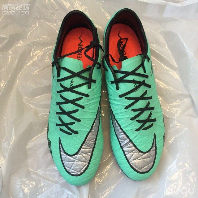 On her way home.毒2最美配色。