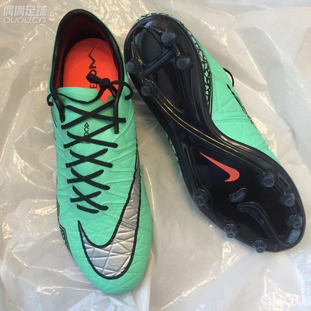 On her way home.毒2最美配色。