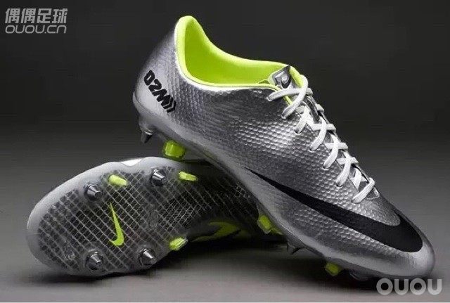 词穷拿到她后昨天下地颠球20min,没想到pu材料能有如此触感,加上大罗精神属性加成,真的好舍不得穿。