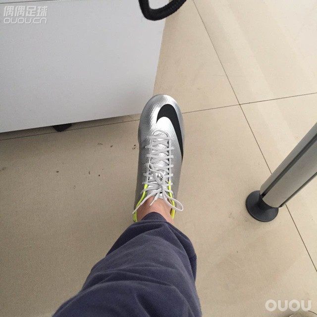 词穷拿到她后昨天下地颠球20min,没想到pu材料能有如此触感,加上大罗精神属性加成,真的好舍不得穿。