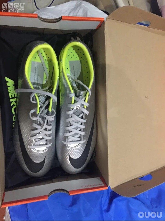 词穷拿到她后昨天下地颠球20min,没想到pu材料能有如此触感,加上大罗精神属性加成,真的好舍不得穿。