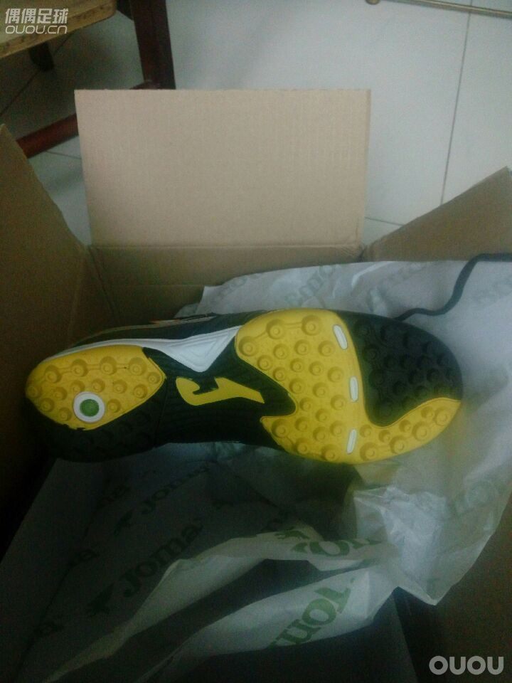 Jom碎钉,求验是否正品。猫里的joma旗舰店买的,目测除了鞋垫胶水干了,有可能库存很久之外,其他都很好。