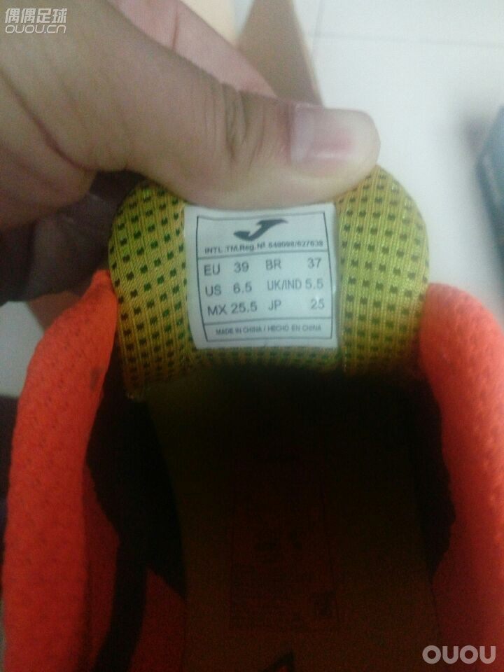 Jom碎钉,求验是否正品。猫里的joma旗舰店买的,目测除了鞋垫胶水干了,有可能库存很久之外,其他都很好。