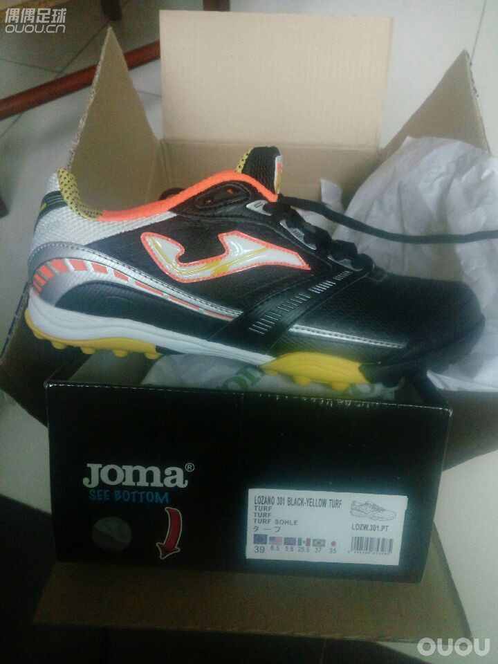 Jom碎钉,求验是否正品。猫里的joma旗舰店买的,目测除了鞋垫胶水干了,有可能库存很久之外,其他都很好。