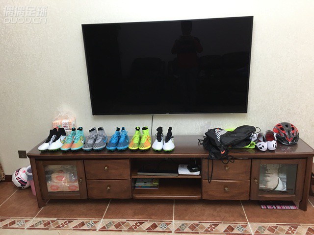 明天要穿哪一双。今天把鞋豆刷干净了。