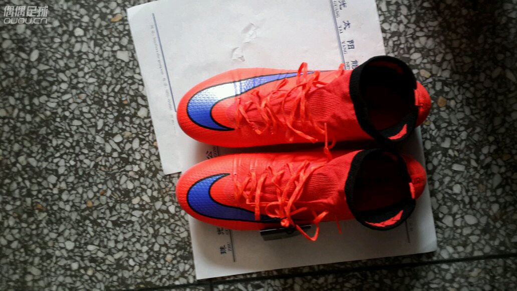 小弟我在某宝狂人正品入了双SF4,求大神来鉴定一下,左脚那里漏了点灰白色算不算瑕疵?