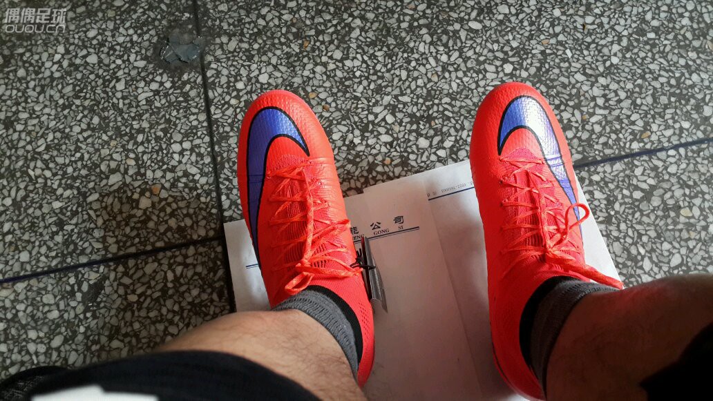 小弟我在某宝狂人正品入了双SF4,求大神来鉴定一下,左脚那里漏了点灰白色算不算瑕疵?