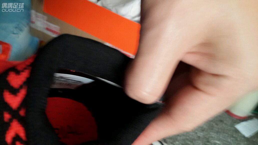 小弟我在某宝狂人正品入了双SF4,求大神来鉴定一下,左脚那里漏了点灰白色算不算瑕疵?