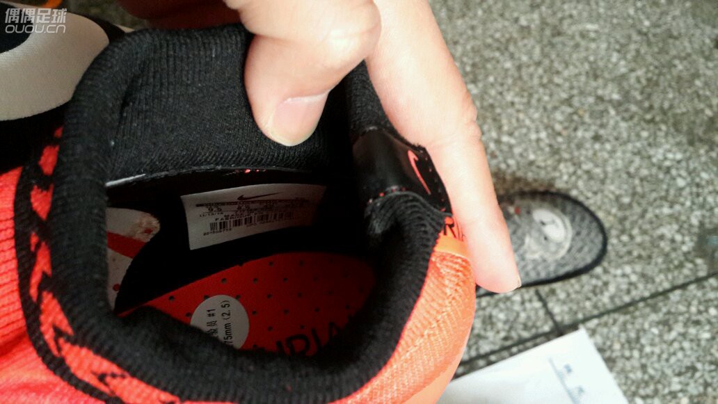 小弟我在某宝狂人正品入了双SF4,求大神来鉴定一下,左脚那里漏了点灰白色算不算瑕疵?