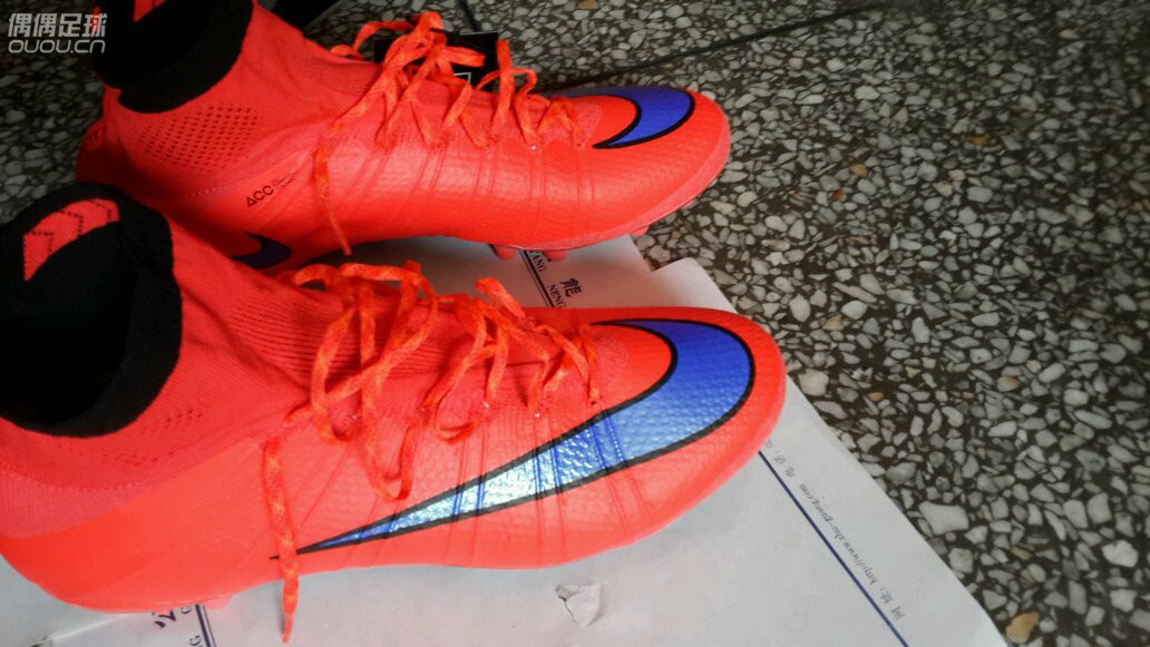 小弟我在某宝狂人正品入了双SF4,求大神来鉴定一下,左脚那里漏了点灰白色算不算瑕疵?