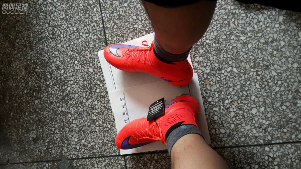 小弟我在某宝狂人正品入了双SF4,求大神来鉴定一下,左脚那里漏了点灰白色算不算瑕疵?