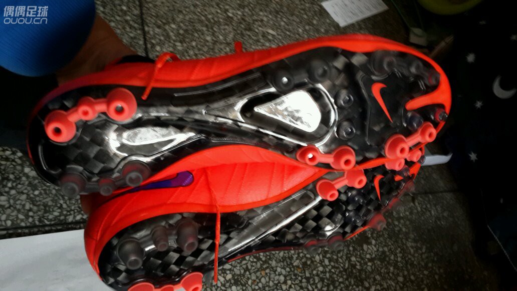 小弟我在某宝狂人正品入了双SF4,求大神来鉴定一下,左脚那里漏了点灰白色算不算瑕疵?