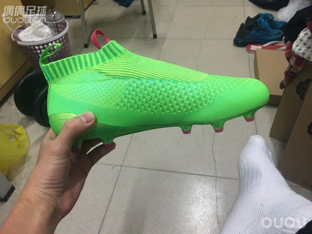 鞋子已经踢了两场,脚感很棒!