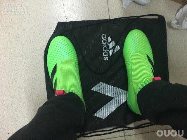 鞋子已经踢了两场,脚感很棒!