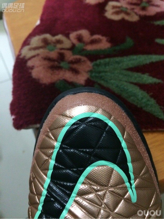 请教各位,刚在在淘宝上买的鞋,鞋尖处不平整,各位觉得这是质量问题吗,是否应该再换一双呢?