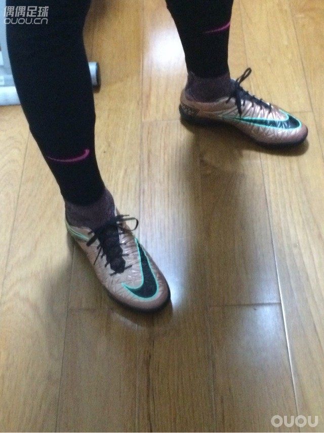 对于这款超顶毒蜂,我想说两句,网上很多朋友管这款鞋叫钢板蜂,原因是鞋面较硬,而且磨后脚跟