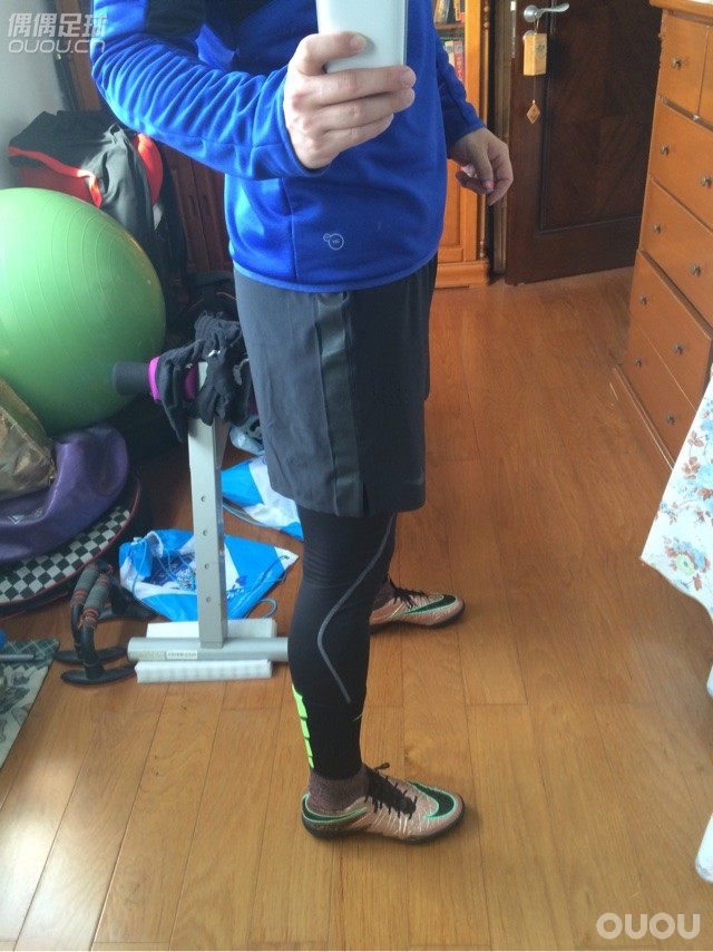 对于这款超顶毒蜂,我想说两句,网上很多朋友管这款鞋叫钢板蜂,原因是鞋面较硬,而且磨后脚跟