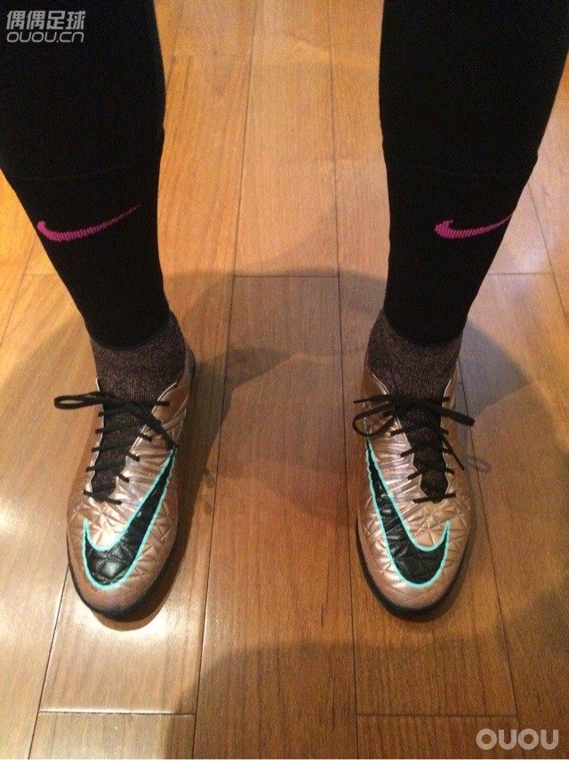 对于这款超顶毒蜂,我想说两句,网上很多朋友管这款鞋叫钢板蜂,原因是鞋面较硬,而且磨后脚跟