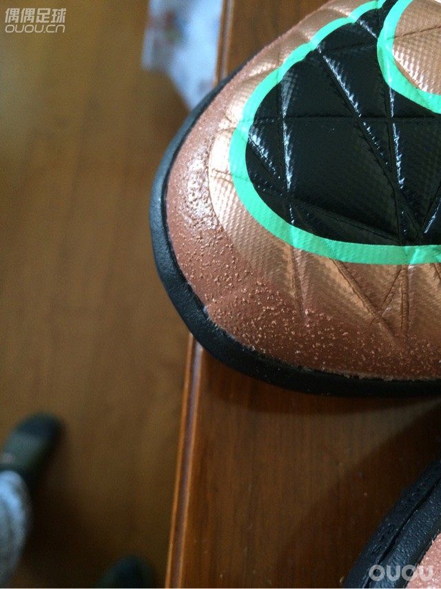 请教各位,刚在在淘宝上买的鞋,鞋尖处不平整,各位觉得这是质量问题吗,是否应该再换一双呢?