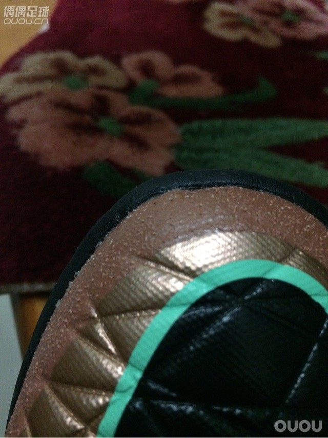 请教各位,刚在在淘宝上买的鞋,鞋尖处不平整,各位觉得这是质量问题吗,是否应该再换一双呢?