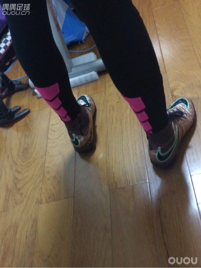 对于这款超顶毒蜂,我想说两句,网上很多朋友管这款鞋叫钢板蜂,原因是鞋面较硬,而且磨后脚跟