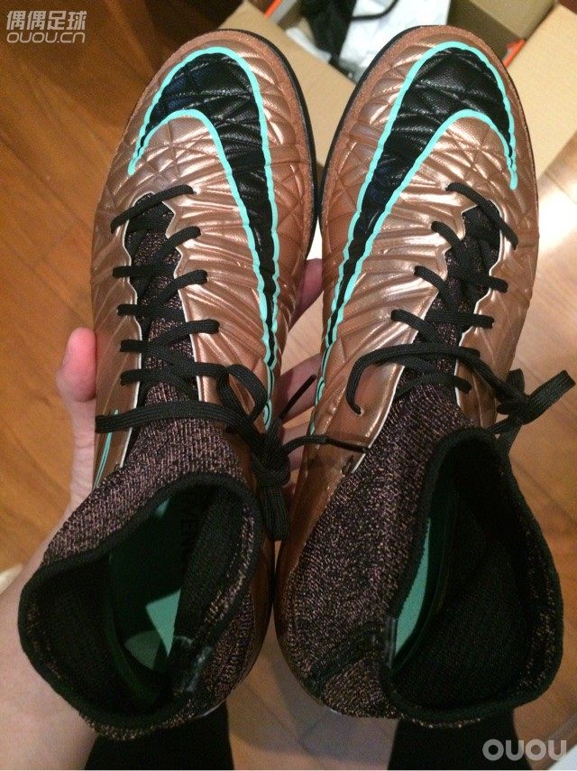 对于这款超顶毒蜂,我想说两句,网上很多朋友管这款鞋叫钢板蜂,原因是鞋面较硬,而且磨后脚跟