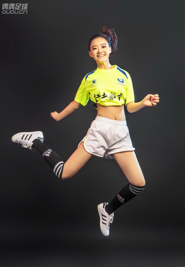 蓝天,白云,绿草还有空姐足球宝贝!红塔2、3、4号场,国安泰达的冬训场地。