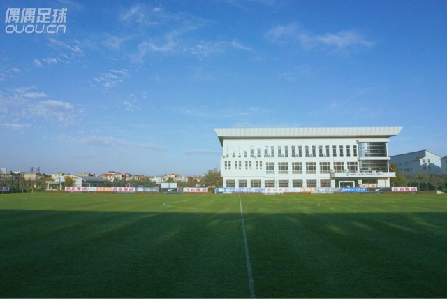 蓝天,白云,绿草还有空姐足球宝贝!红塔2、3、4号场,国安泰达的冬训场地。