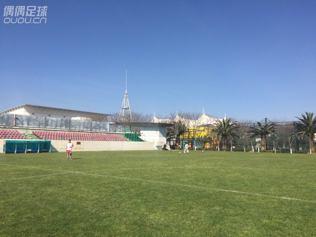 蓝天,白云,绿草还有空姐足球宝贝!红塔2、3、4号场,国安泰达的冬训场地。