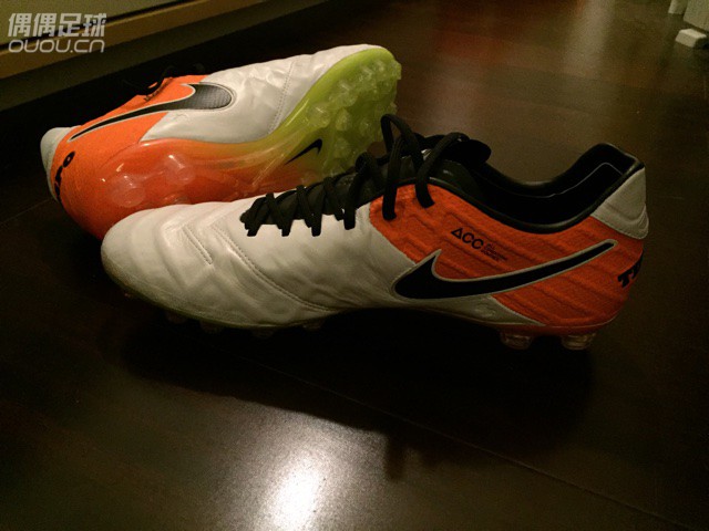 6代自我感觉是目前线条最美的一代传奇,如传言所说,确实偏窄,但舒适度不减