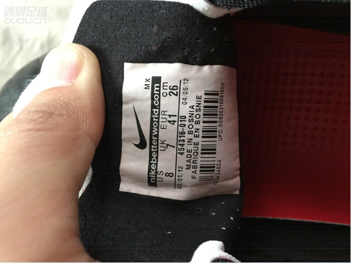 这鞋标正不正?看上去有点发黄了。