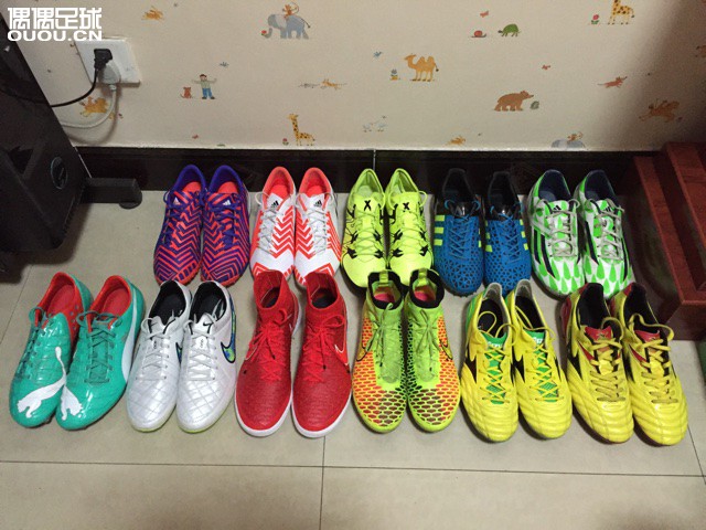 趁着媳妇回娘家,今天把所有球鞋从后备箱转运到家里来,来张合照,然后……没错,就该藏鞋了……