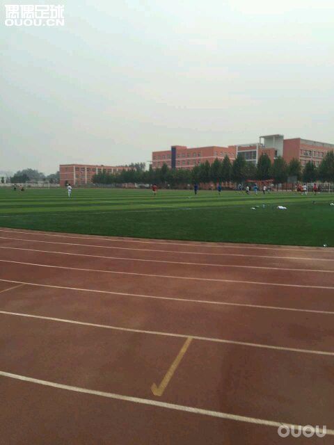 我们的主力球场。现在人草,感觉越来越渣,AG钉有点力不从心了。哪位大神给推荐双TF钉的球鞋。