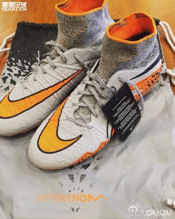 岁数大了,踢球的时间也少了,这应该是最后一双球鞋了吧