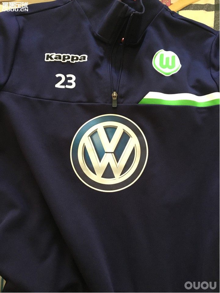 本次一共获得三件沃尔夫斯堡训练外套,超级给力,但是衣服好像用过好久了。