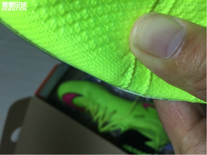 咸鱼1150元购买二手刺客10超顶FG钉,收货后发现如图开胶情况,卖家却坚称这不是开胶。请大家帮忙看看!