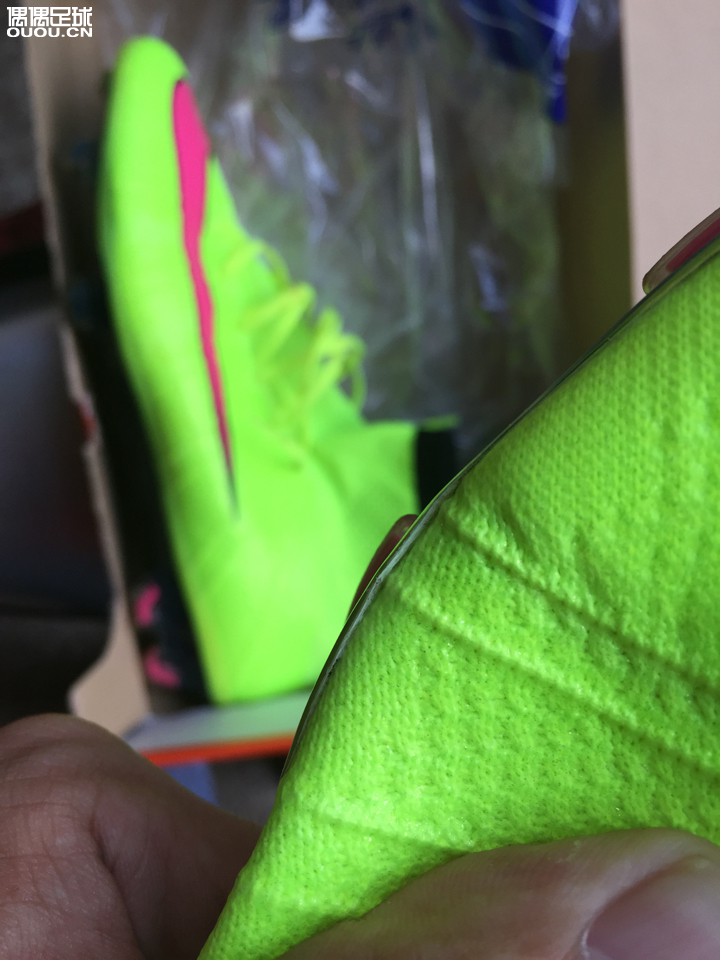咸鱼1150元购买二手刺客10超顶FG钉,收货后发现如图开胶情况,卖家却坚称这不是开胶。请大家帮忙看看!