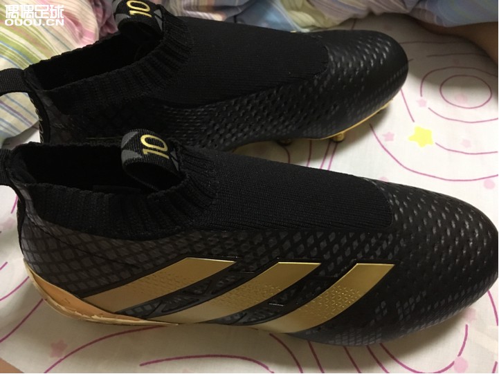 我买了这一双黑金的无鞋带球鞋,问一下大家