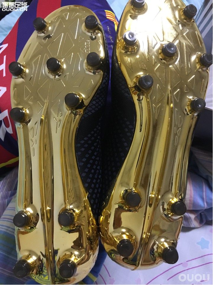 我买了这一双黑金的无鞋带球鞋,问一下大家