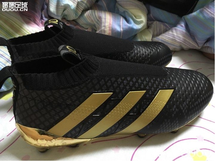 我买了这一双黑金的无鞋带球鞋,问一下大家