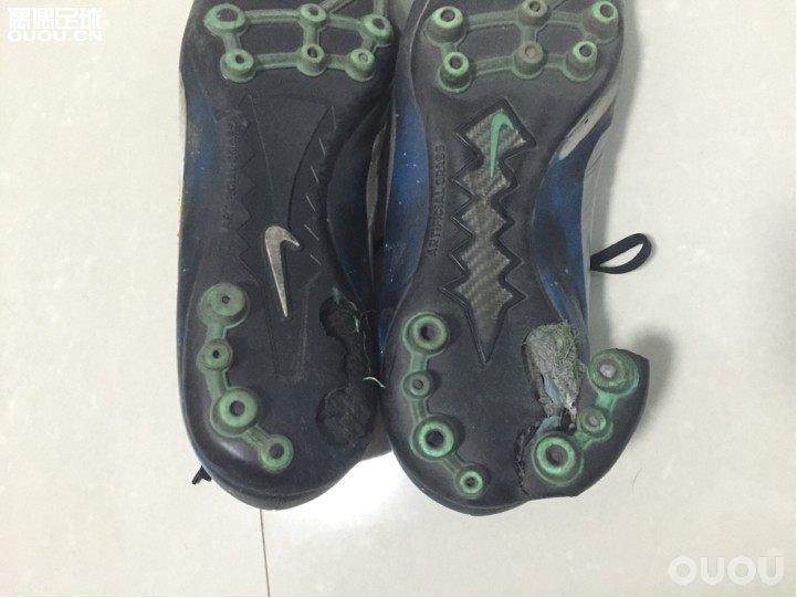 哪位大神给指点一下这是什么原因?场地挺好的,为什么其他部位没事??