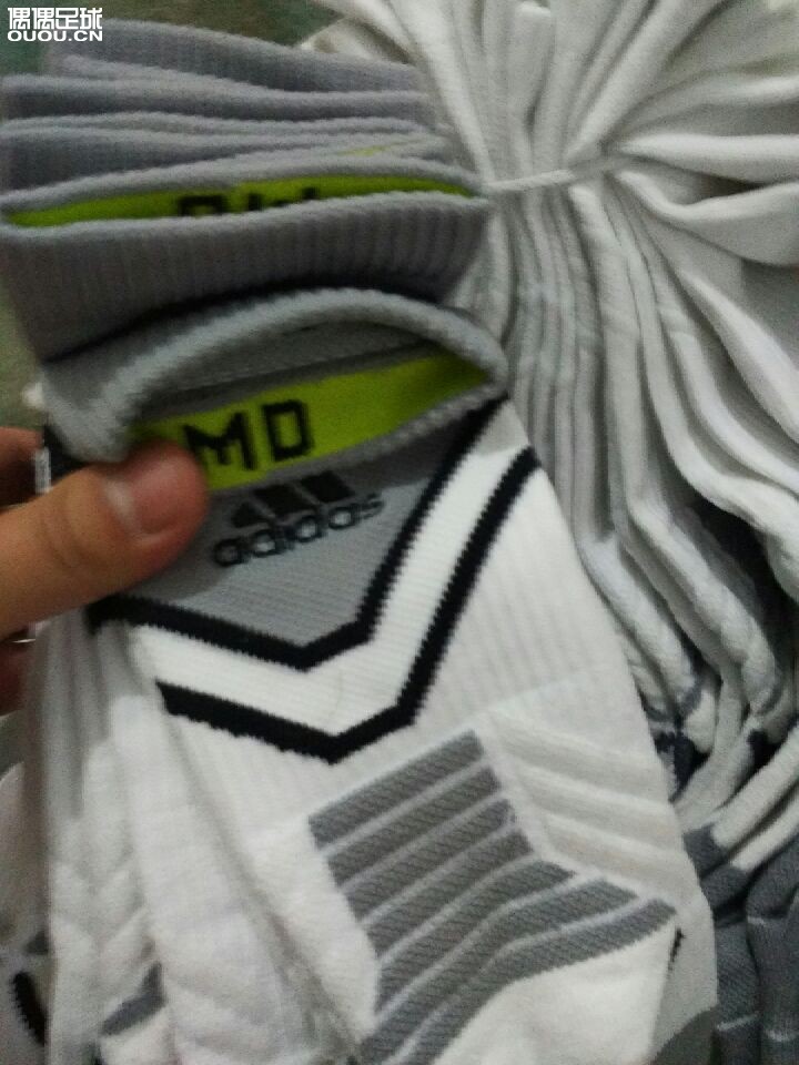 看看是不是正品的阿迪达斯足球袜