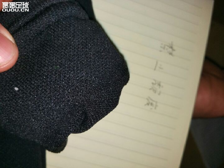 看看是不是正品的阿迪达斯足球袜