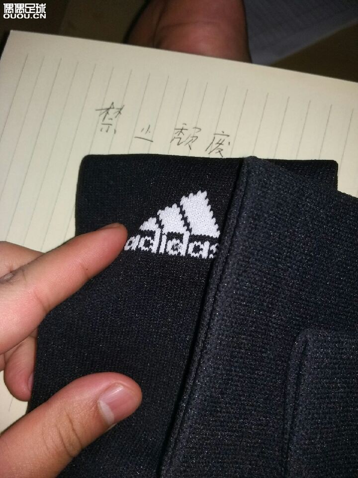 看看是不是正品的阿迪达斯足球袜