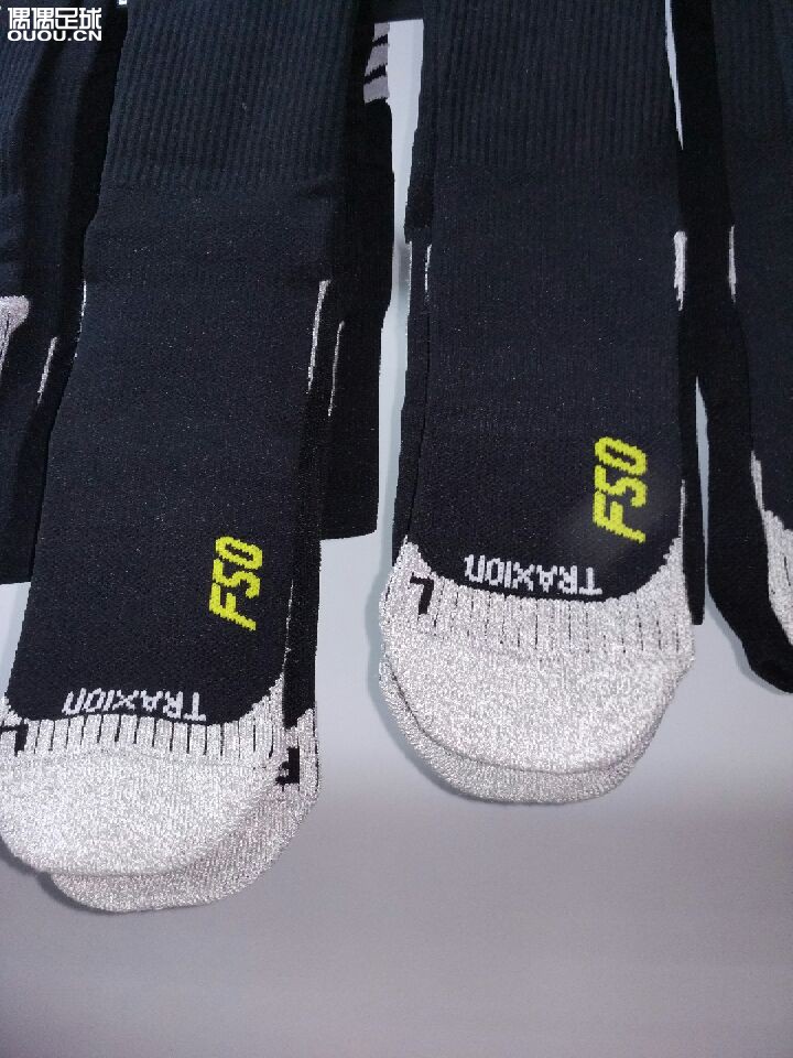 看看是不是正品的阿迪达斯足球袜