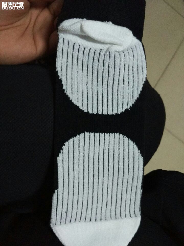 看看是不是正品的阿迪达斯足球袜