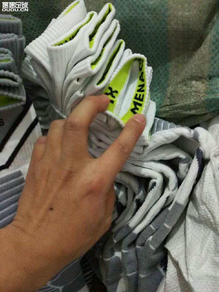 看看是不是正品的阿迪达斯足球袜