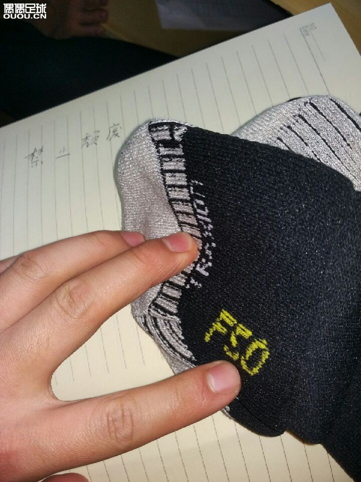 看看是不是正品的阿迪达斯足球袜